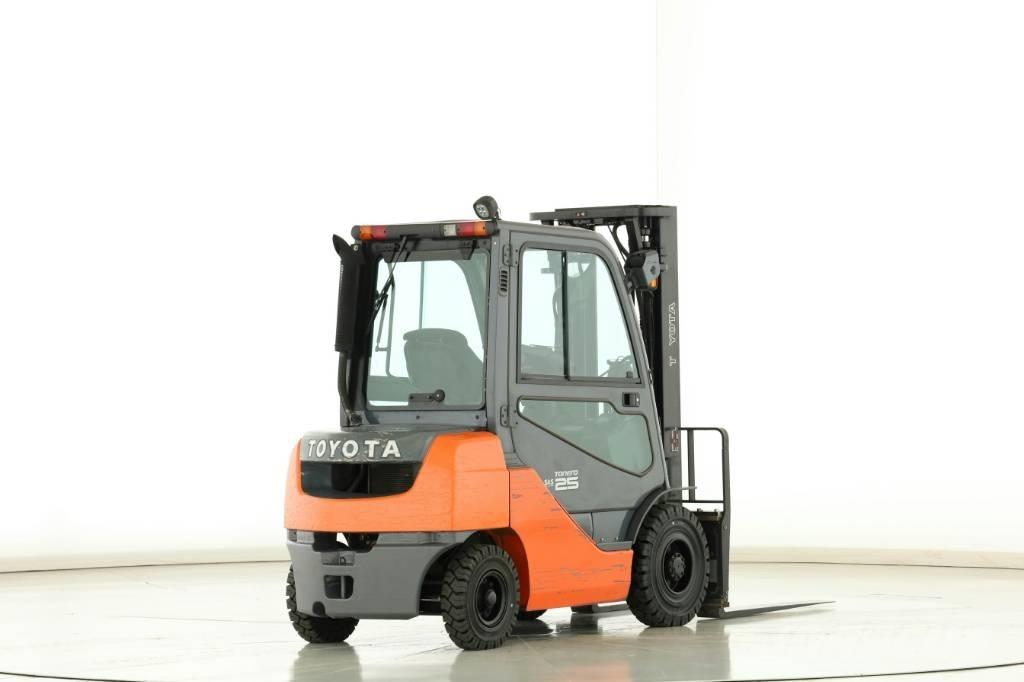 Toyota 02-8 FDF 25 Tehnika ar dīzeļa dzinēju
