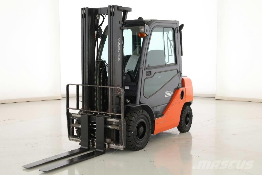 Toyota 02-8 FDF 25 Tehnika ar dīzeļa dzinēju