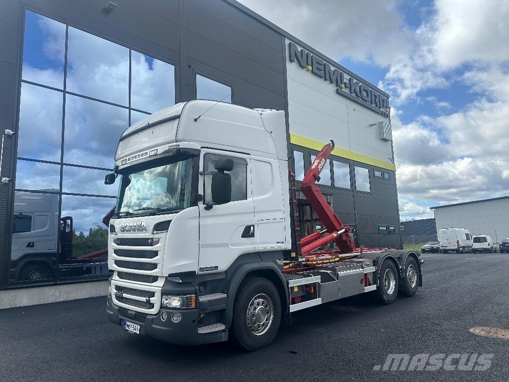 Scania R520 6x2*4 Treileri ar āķi