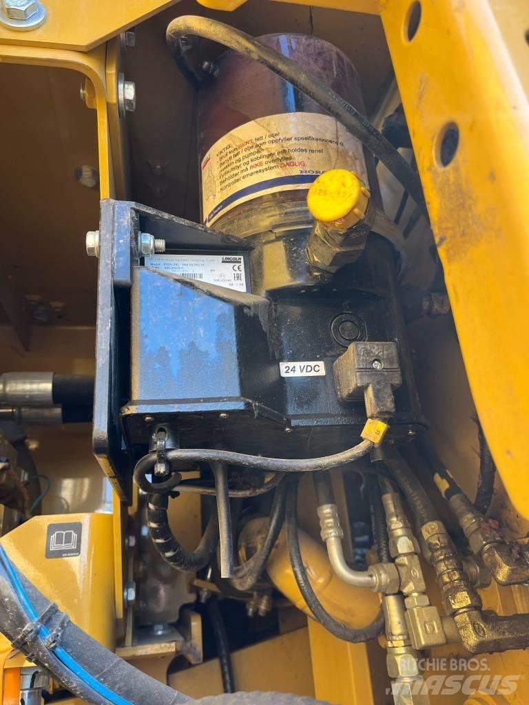 CAT 323 Kāpurķēžu ekskavatori
