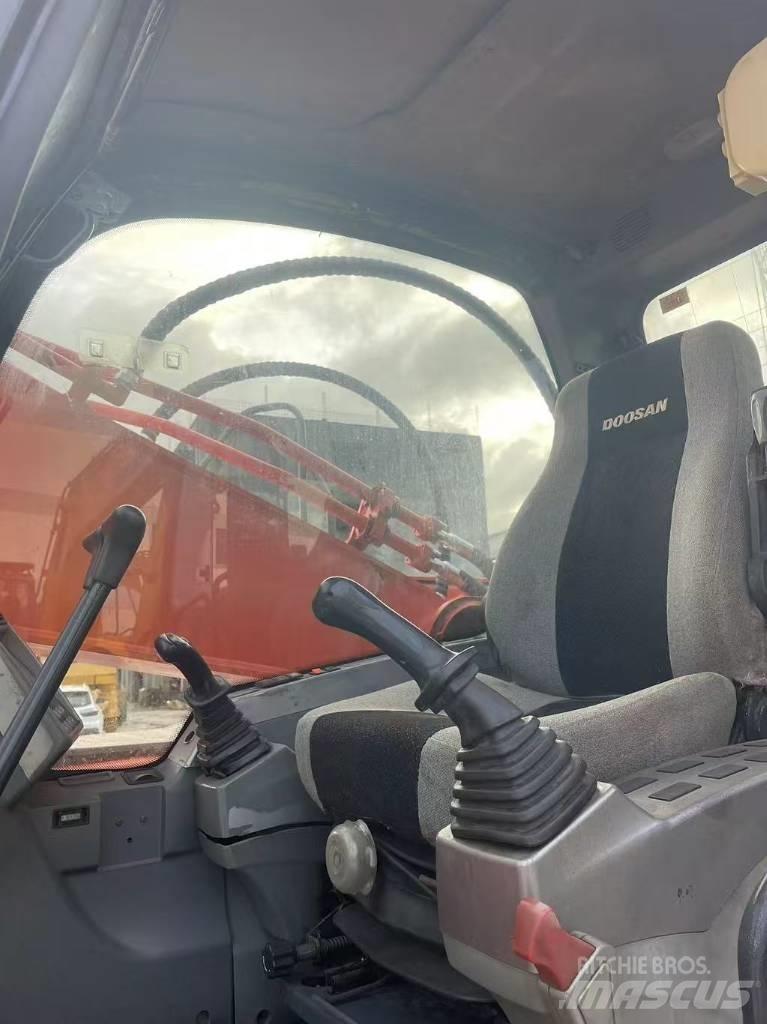 Doosan DX300LC-9C Kāpurķēžu ekskavatori
