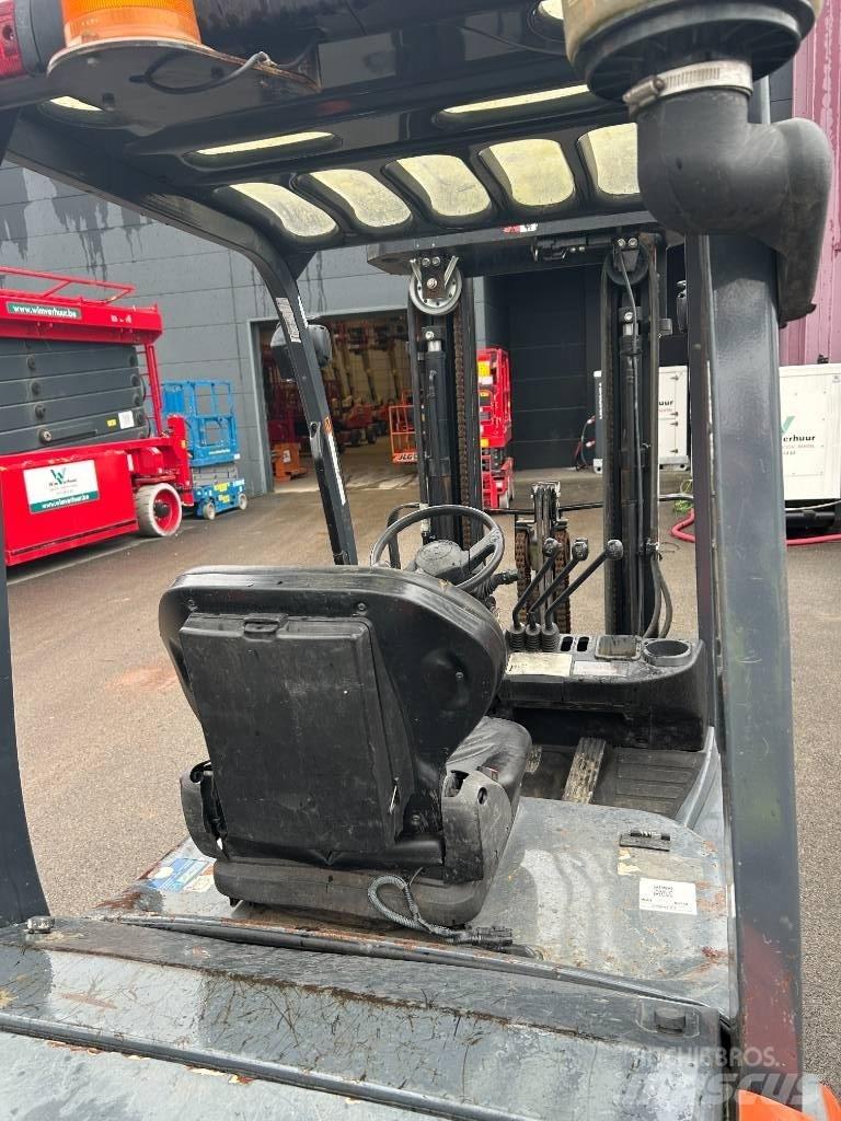Toyota 02-8 FDF 25 Tehnika ar dīzeļa dzinēju