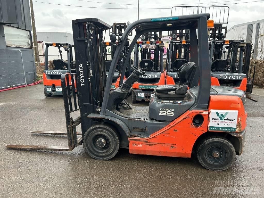 Toyota 02-8 FDF 25 Tehnika ar dīzeļa dzinēju