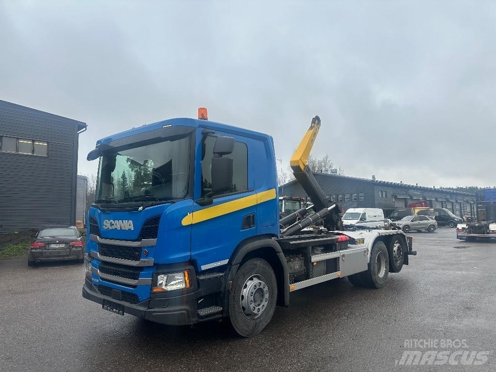 Scania P 360 Treileri ar āķi