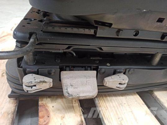 Valtra N 163 chair Kabīnes un interjers