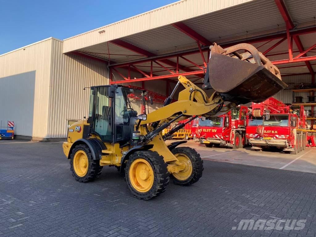 CAT 908M Iekrāvēji uz riteņiem