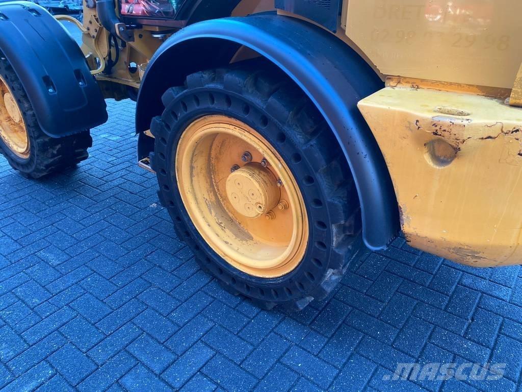 CAT 908M Iekrāvēji uz riteņiem