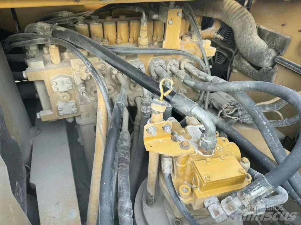CAT 330 Kāpurķēžu ekskavatori