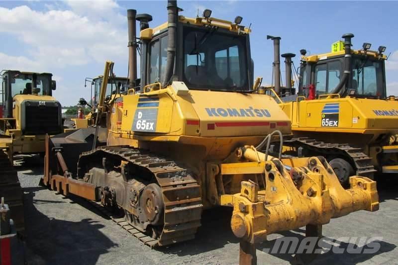 Komatsu D65 EX-16 Kāpurķēžu buldozeri