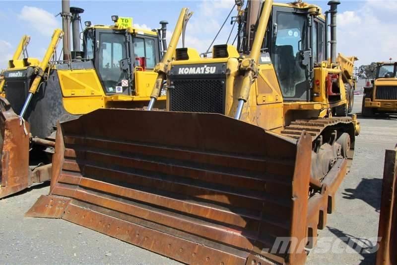 Komatsu D65 EX-16 Kāpurķēžu buldozeri