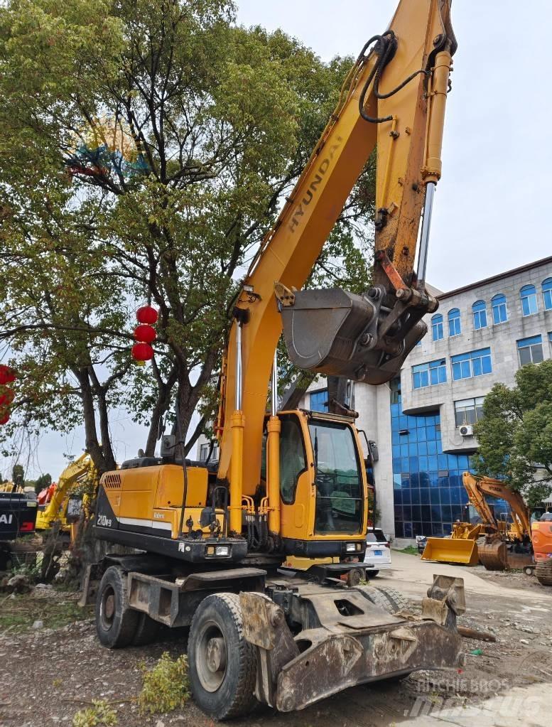 Hyundai R210W-9 Ekskavatori uz riteņiem