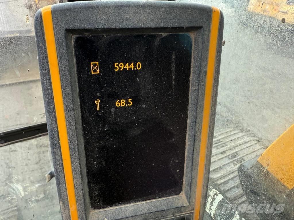 JCB JS 130 LC Kāpurķēžu ekskavatori