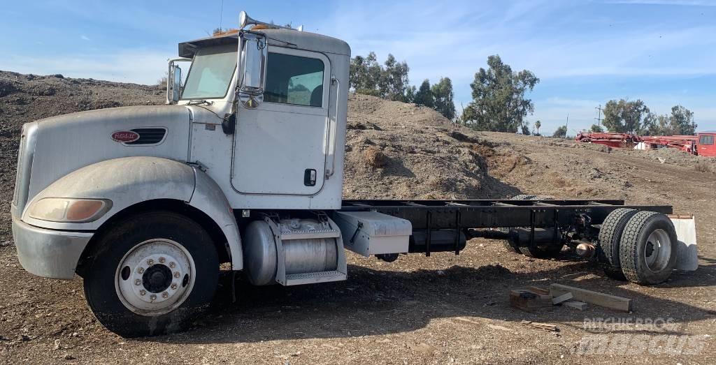 Peterbilt 335 Pašizgāzējs