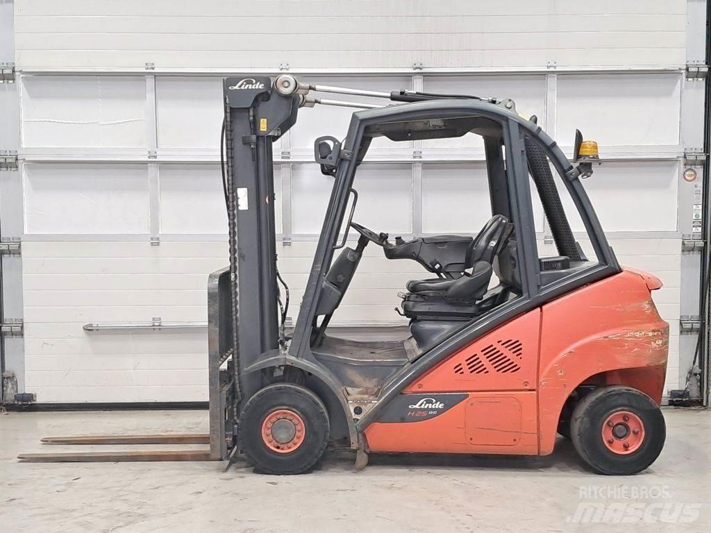 Linde H25D-02 Tehnika ar dīzeļa dzinēju