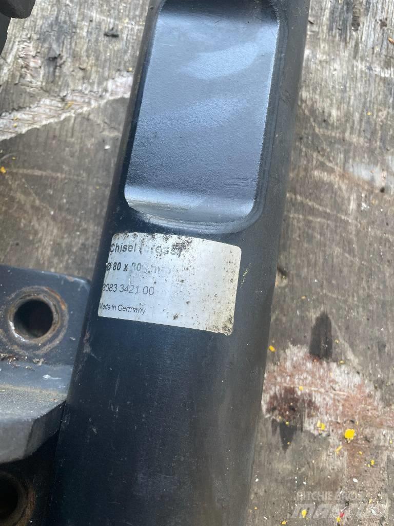 Atlas Copco SB 300 Āmuri/Drupinātāji