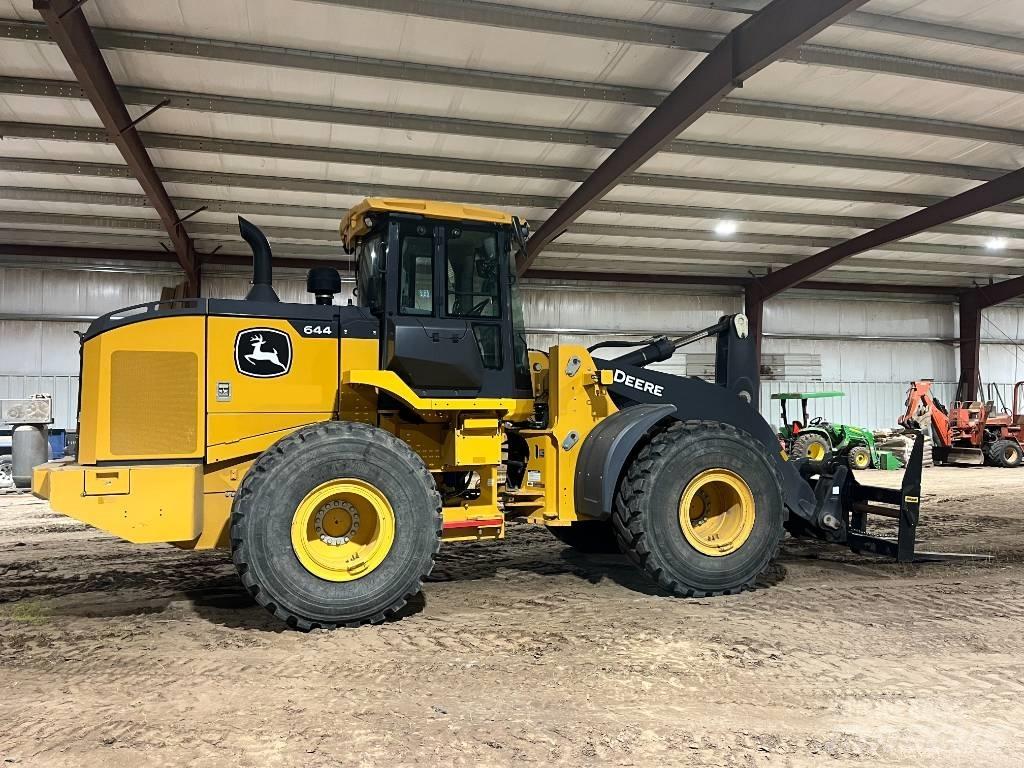 John Deere 644P Iekrāvēji uz riteņiem