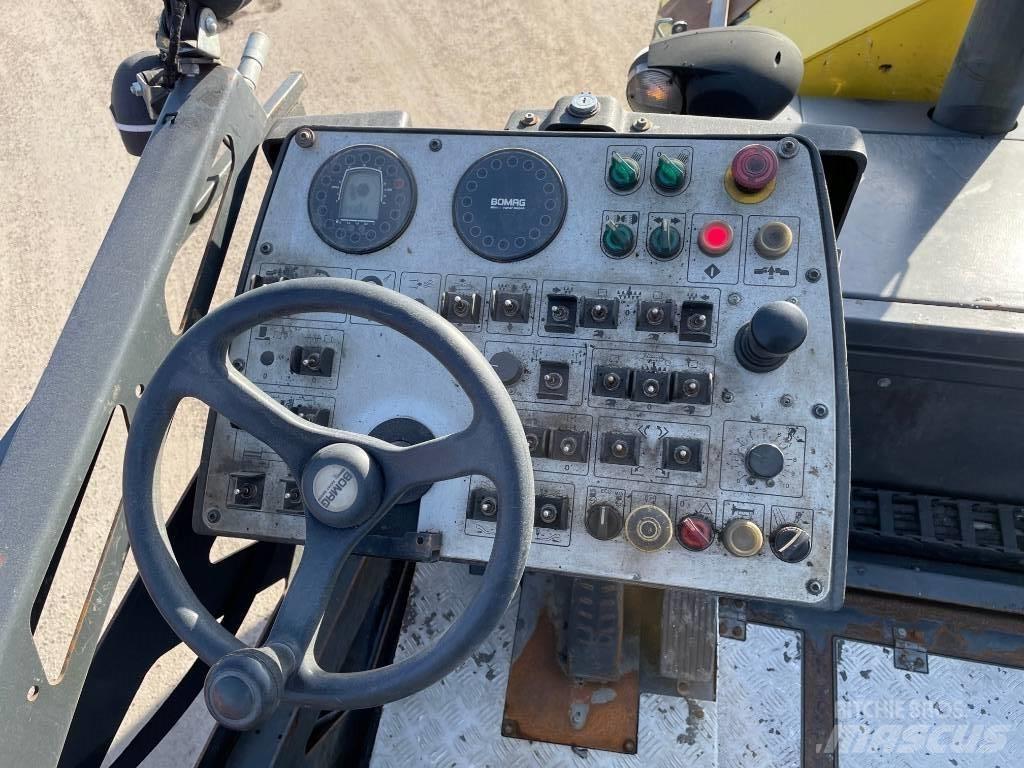 Bomag BF 300 P Asfalta klājēji