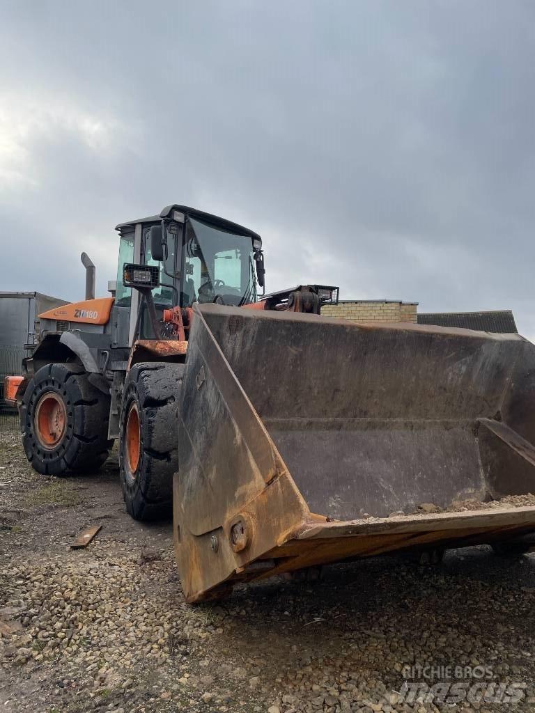 Hitachi ZW 180-5 Iekrāvēji uz riteņiem