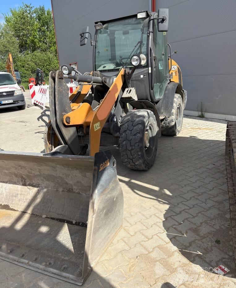 CASE 121 F Iekrāvēji uz riteņiem