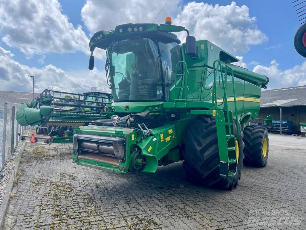 John Deere S 690 i Ražas novākšanas kombaini