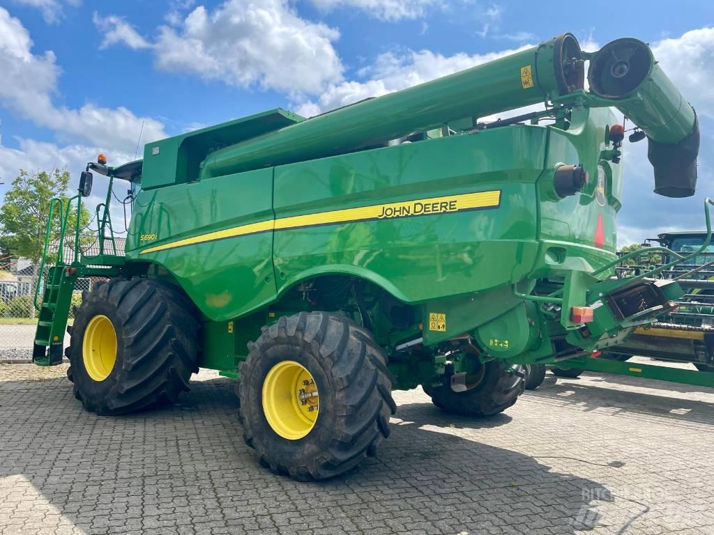 John Deere S 690 i Ražas novākšanas kombaini