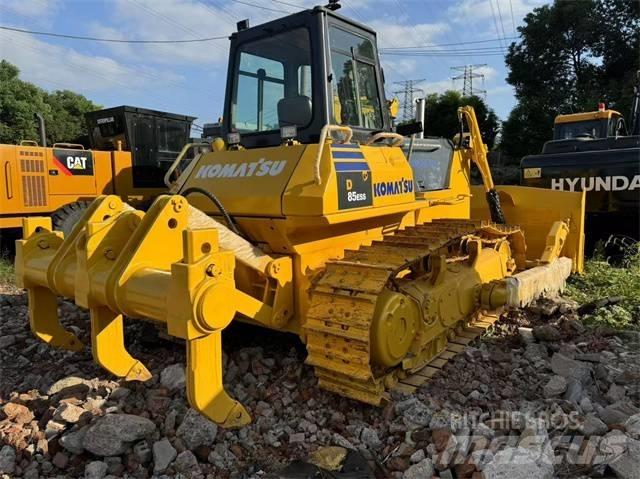 Komatsu D 85 Kāpurķēžu buldozeri