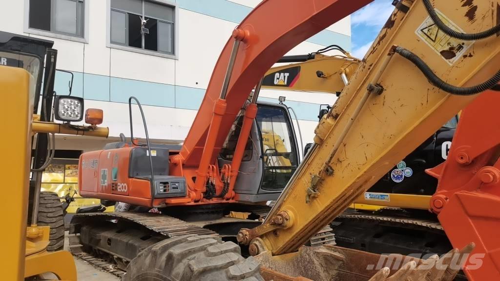 Hitachi EX 200-5 Kāpurķēžu ekskavatori