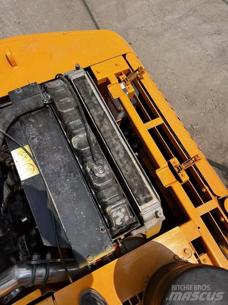 Hyundai 210W-7 Ekskavatori uz riteņiem