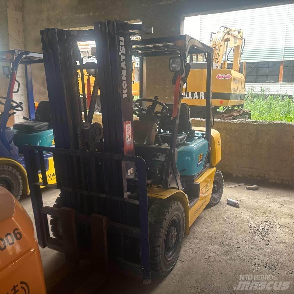 Komatsu F25T-14 Tehnika ar dīzeļa dzinēju