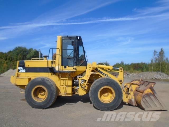 Komatsu WA 250 Iekrāvēji uz riteņiem
