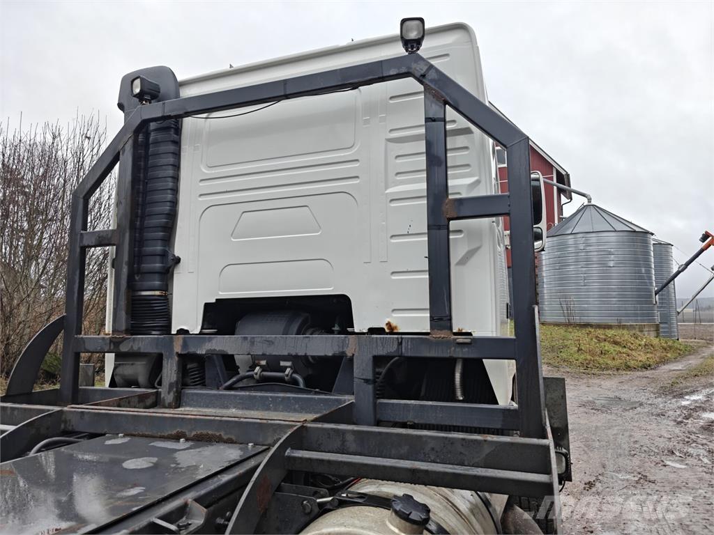 Volvo FH 12 Treileri meža tehnikas transportēšanai