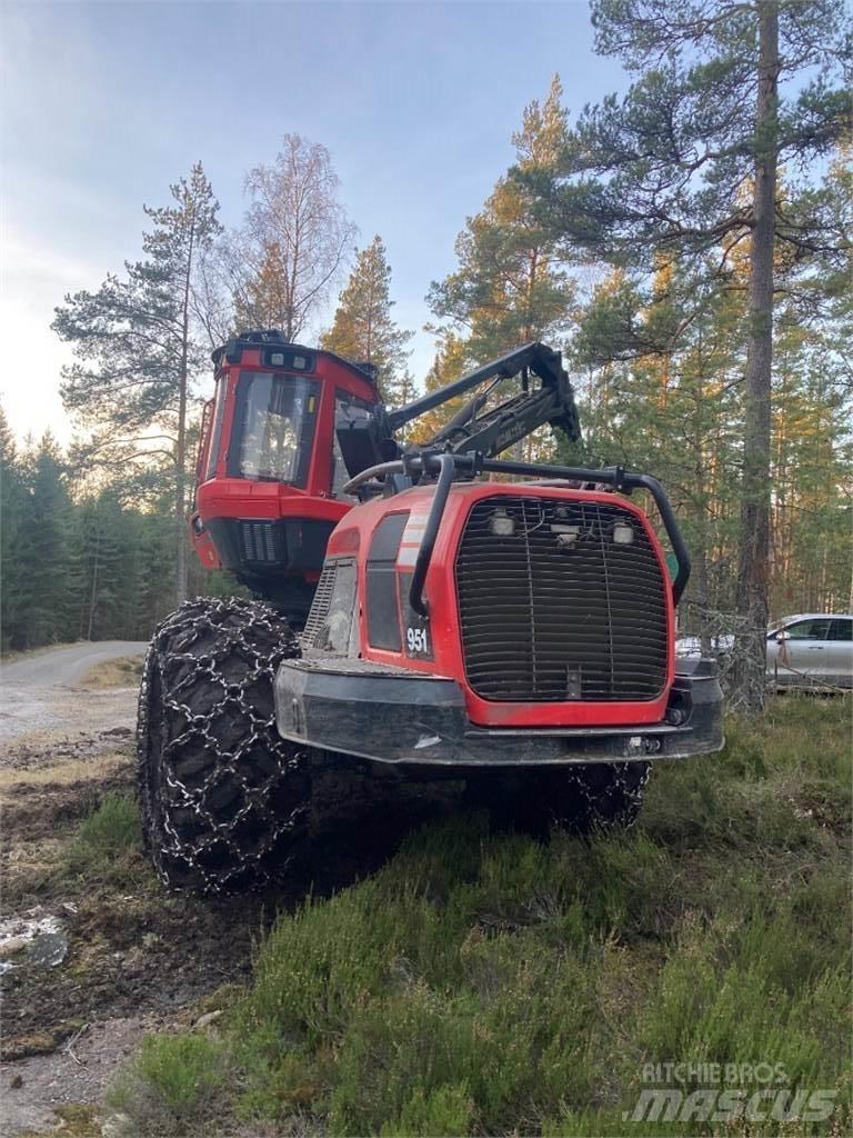 Komatsu 951 Harvesteri