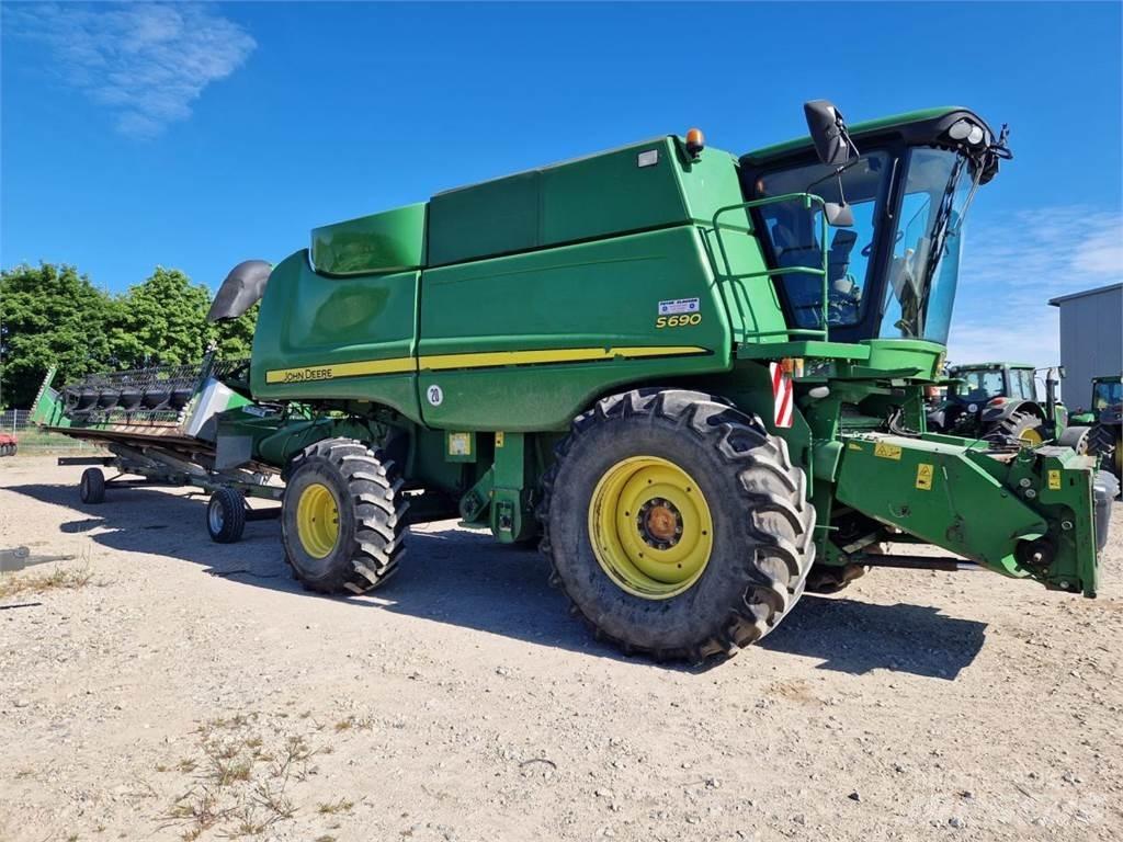 John Deere S690 Ražas novākšanas kombaini