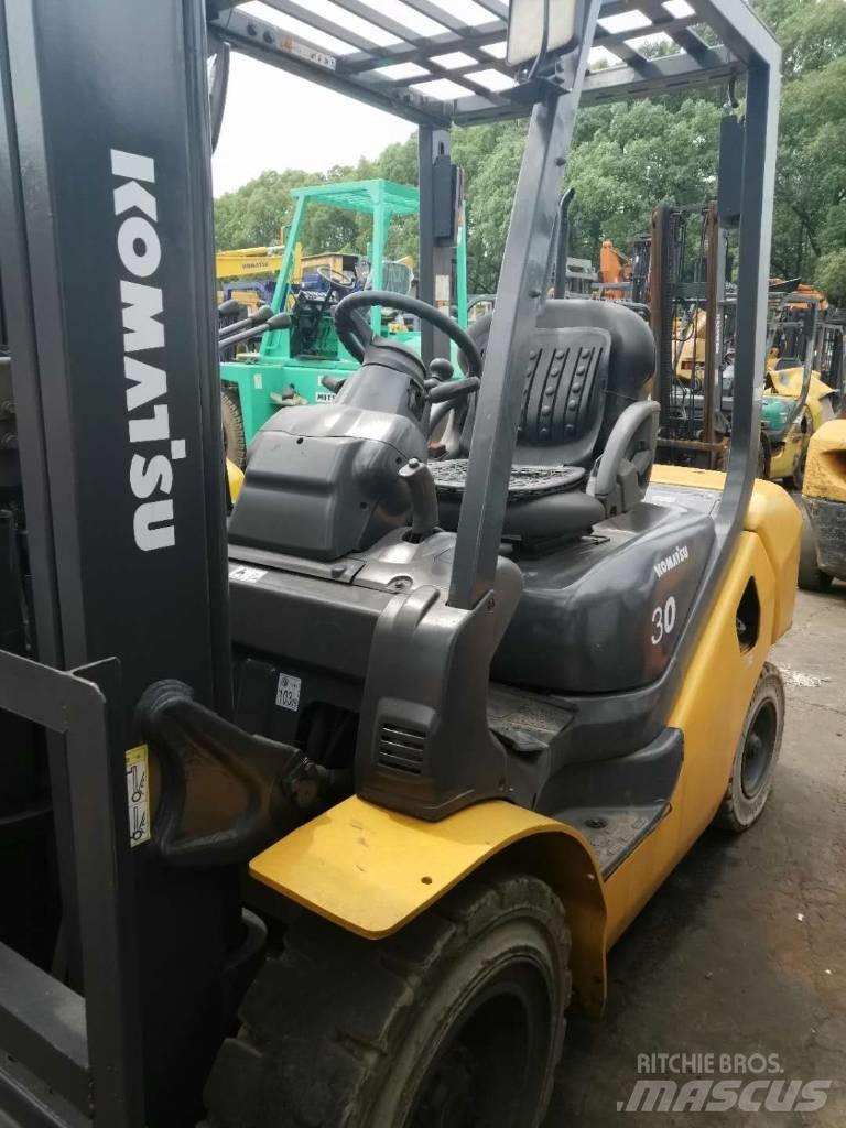Komatsu 30 Teleskopiskie manipulatori