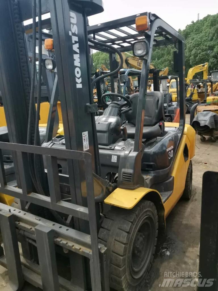 Komatsu 30 Teleskopiskie manipulatori