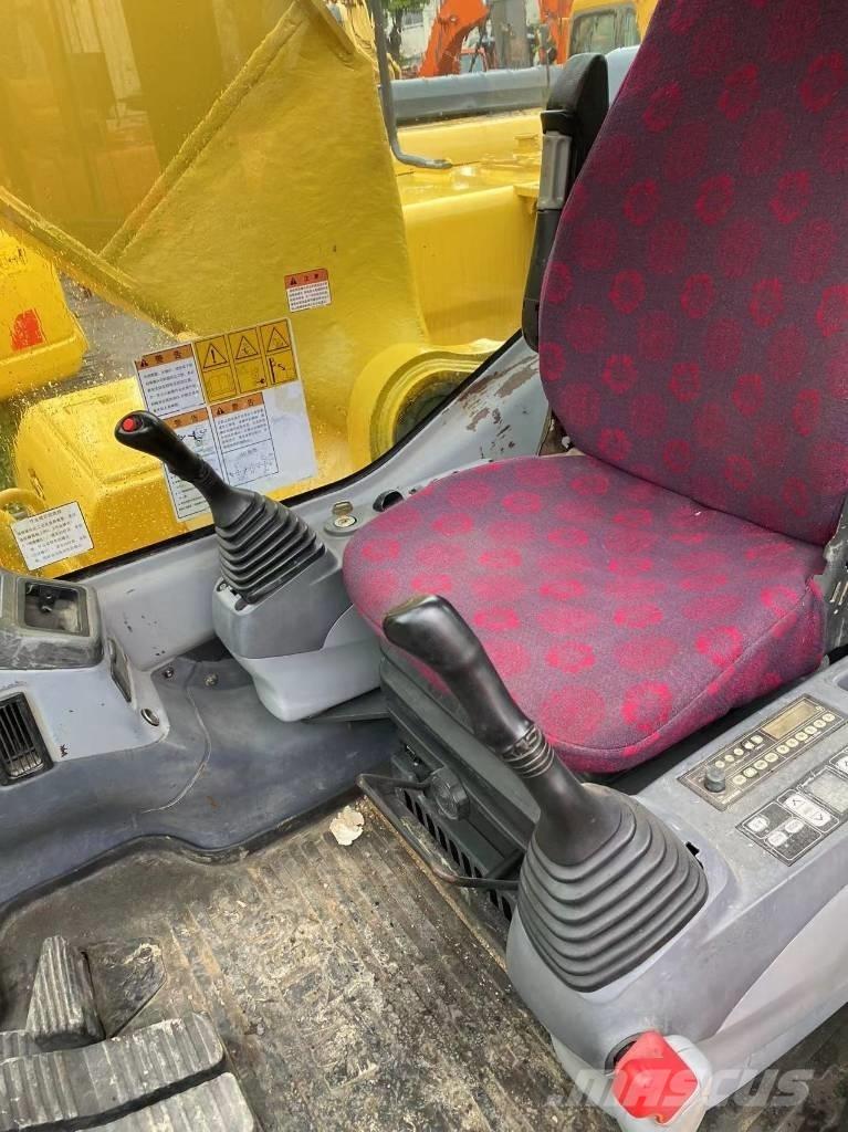 Komatsu 220 Kāpurķēžu ekskavatori
