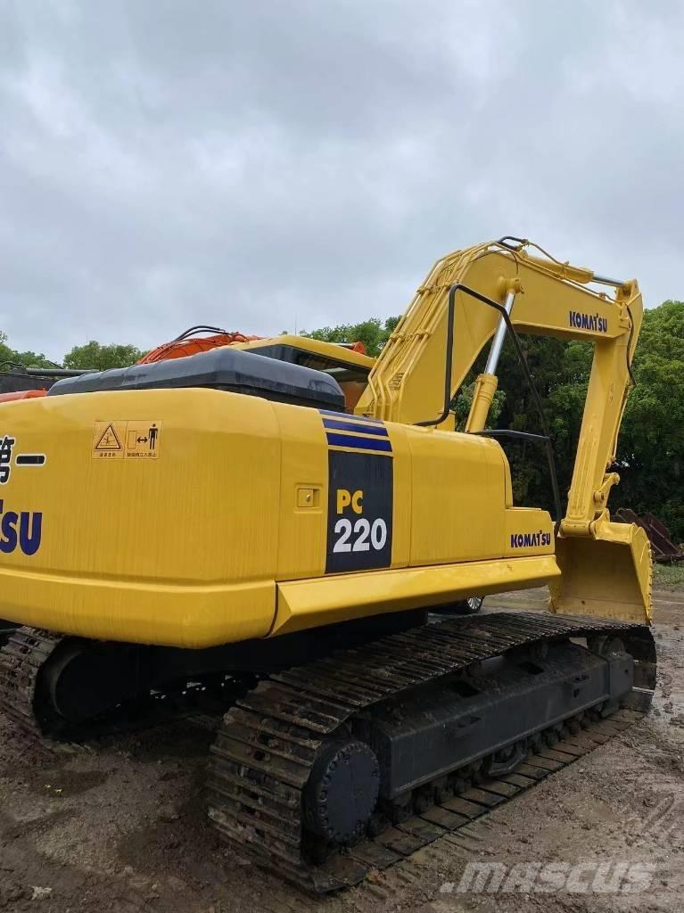 Komatsu 220 Kāpurķēžu ekskavatori