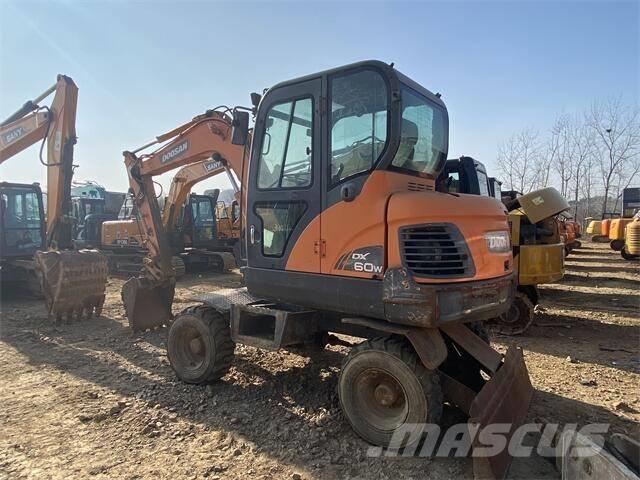 Doosan DX60W Ekskavatori uz riteņiem