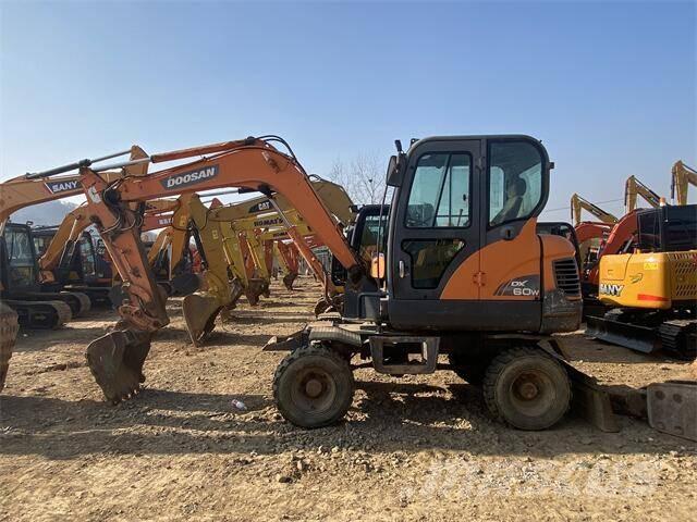 Doosan DX60W Ekskavatori uz riteņiem