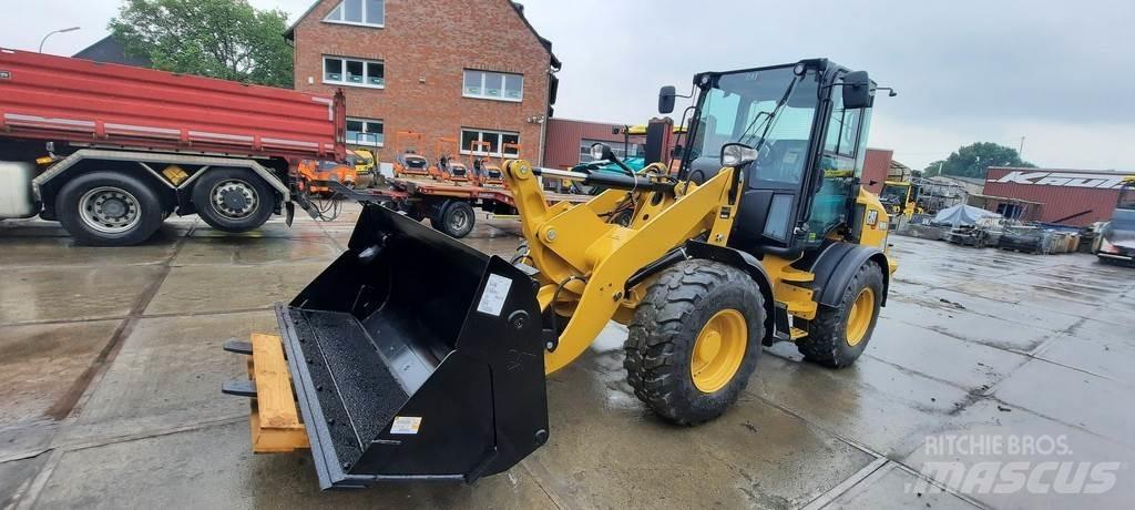 CAT 908M Iekrāvēji uz riteņiem