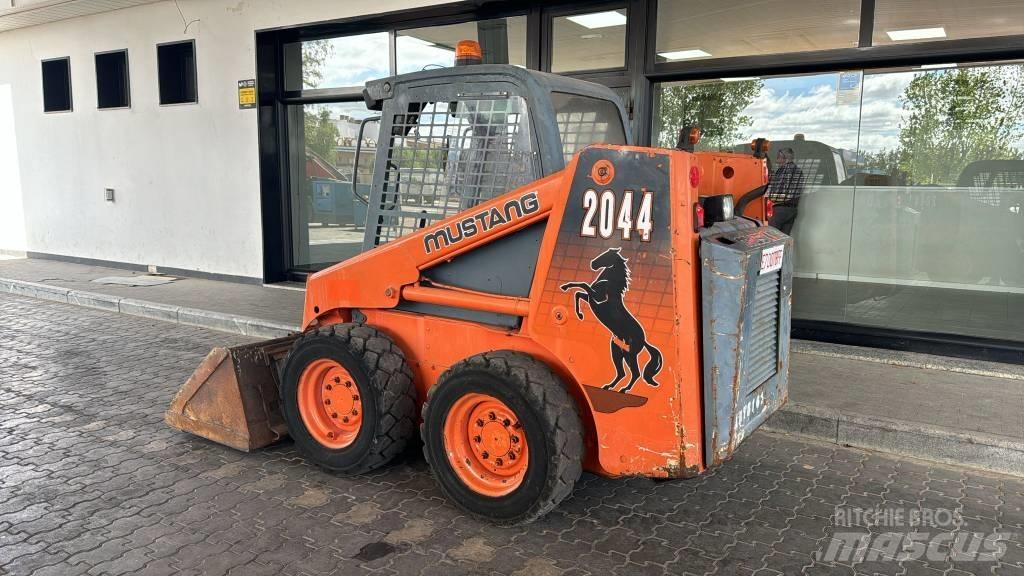 Mustang 2044 Lietoti riteņu kompaktiekrāvēji