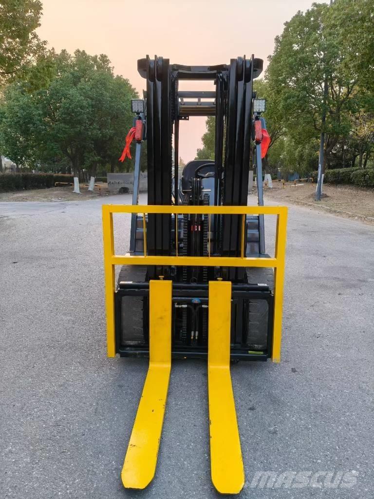 Komatsu 3.5t Tehnika ar dīzeļa dzinēju