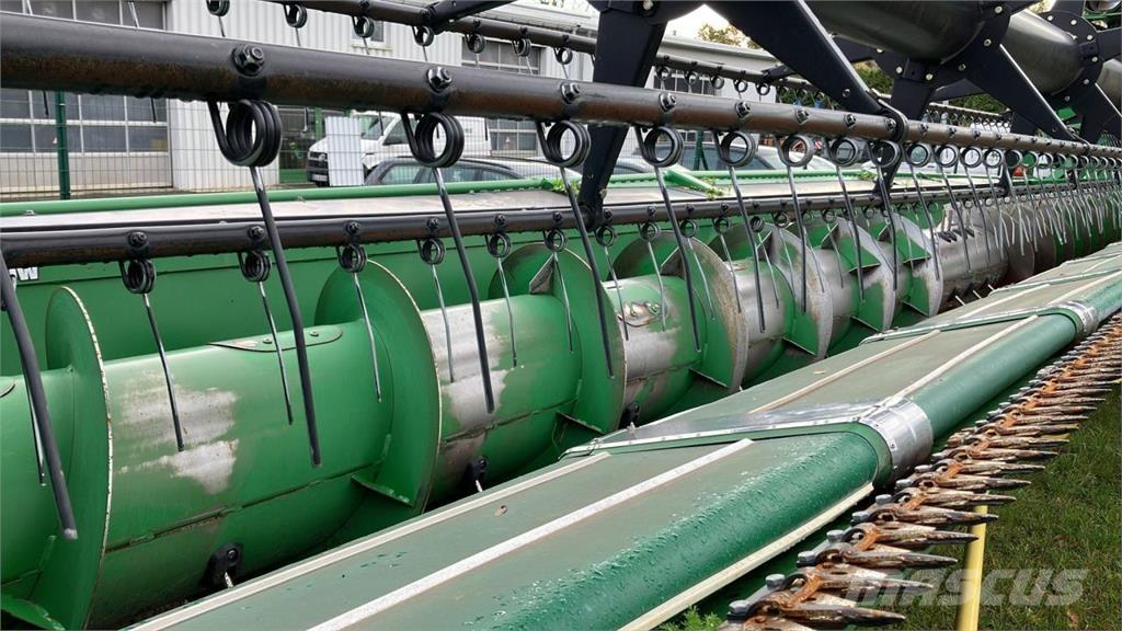 John Deere S680 Ražas novākšanas kombaini