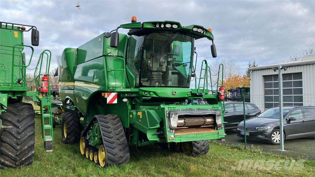 John Deere S680 Ražas novākšanas kombaini