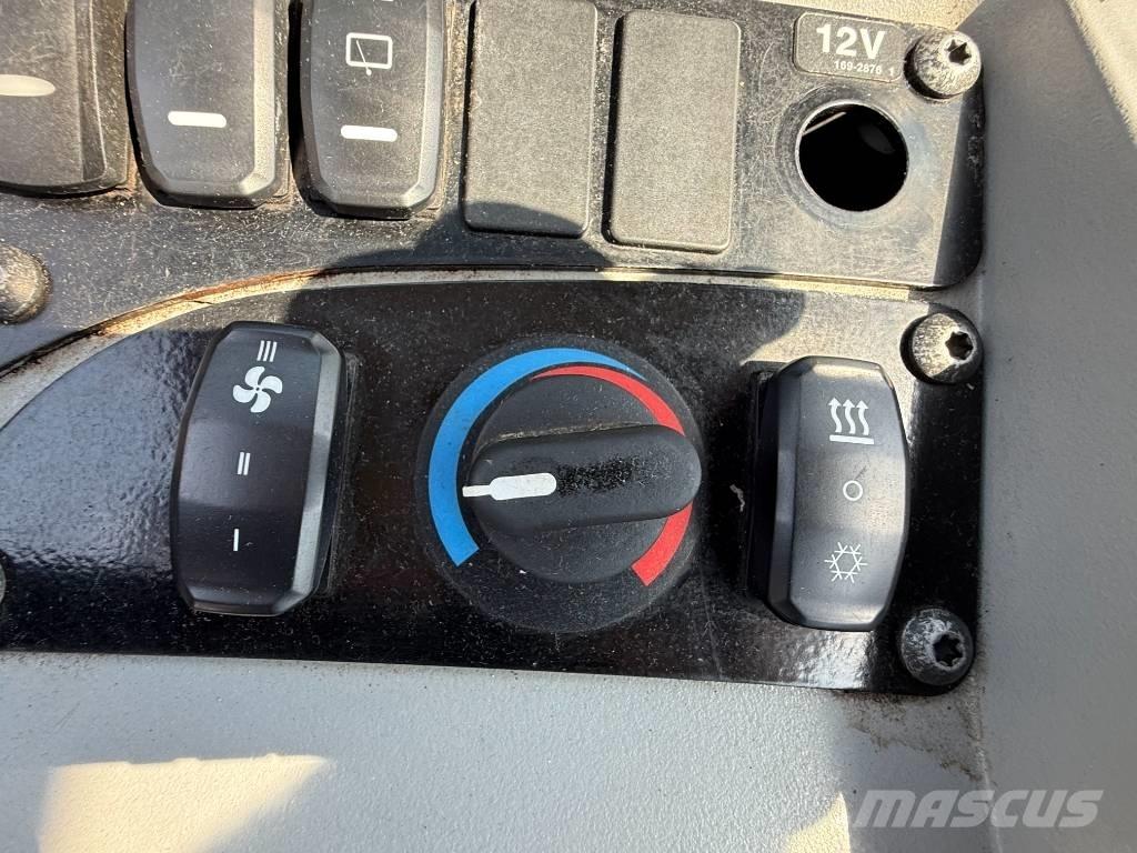CAT 908 Iekrāvēji uz riteņiem