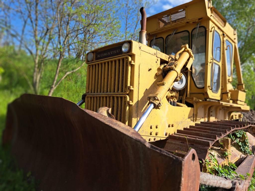 Komatsu D85A Kāpurķēžu buldozeri