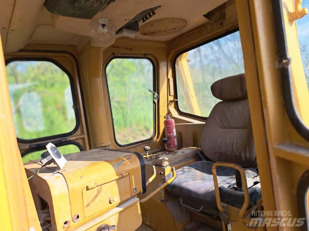 Komatsu D85A Kāpurķēžu buldozeri