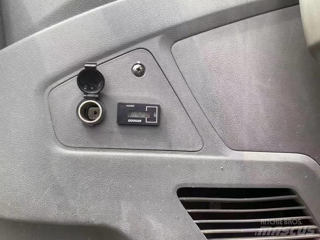 Doosan DX60W Ekskavatori uz riteņiem