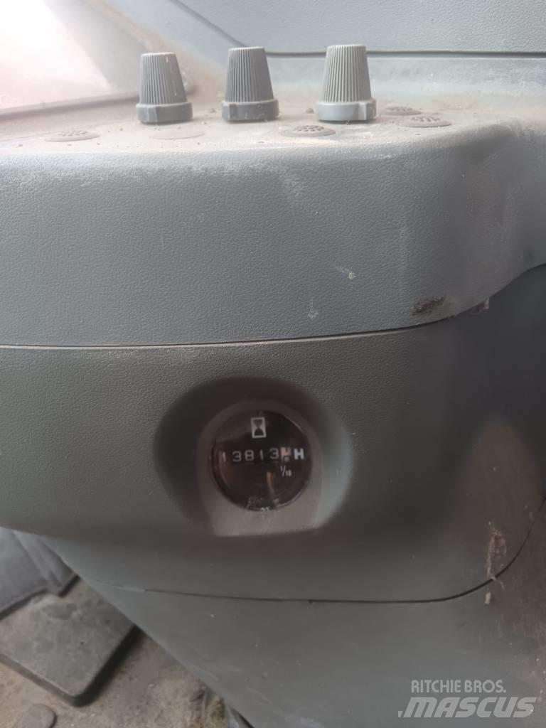 Hitachi EX135W Ekskavatori uz riteņiem