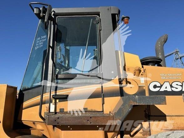 CASE 821C Iekrāvēji uz riteņiem